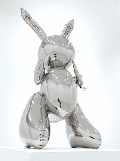 'Rabbit', del estadounidense Jeff Koons, llegó esta pasada noche a los 91 millones de dólares. Ha batido el récord de un artista vivo en una subasta. Los expertos explican que, como ya no quedan obras en puja de artistas que pintaron hace siglos, los tiempos se acortan y los que siguen vivos cada vez tienen más tirón.