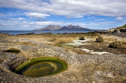 En la costa escocesa hay más de 700 islas, de las cuales un centenar están habitadas. Una red de ferris circula entre ellas y las conecta con tierra, ofreciendo opciones fascinantes para su exploración. Aunque la inmensa mayoría de los turistas visita las más grandes y famosas –Arran, Skye, Mull o Lewis–, los lugares más hermosos están en las más pequeñas y desconocidas, como Iona (hermosa, tranquila y con una abadía espectacular) o Eigg (en la foto), la más enigmática de las Islas Menores, con su montaña en miniatura, la cueva de la Masacre y sus arenas cantarinas (isleofeigg.net). Y en Jura, salvaje, indómita y con más ciervos que habitantes, George Orwell escribió su obra maestra, ‘1984’.