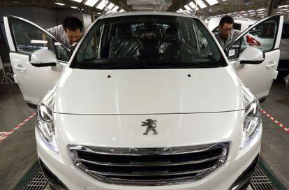 Línea de montaje de un 3008 en una fábrica de Dongfeng en Wuhan, China.
