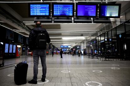 Un hombre mira el tablero de información en la estación de tren de Montparnasse durante una huelga de trabajadores ferroviarios franceses en París como parte del día nacional de huelga, este martes. 