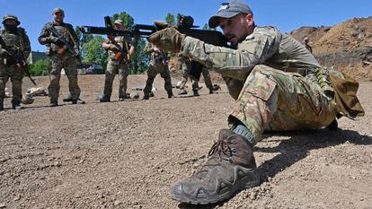 Servicemen of the assault brigade "Spartan" of National Guard of Ukraine, take part in military exercises in Kharkiv region, on June 1, 2023, amid Russia's military invasion on Ukraine. (Photo by SERGEY BOBOK / AFP)