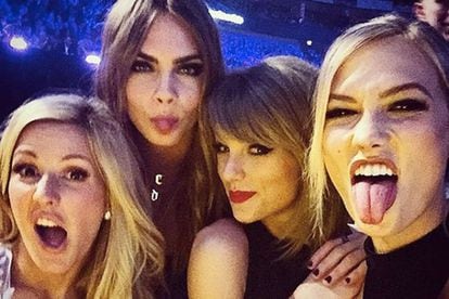 De izquierda a derecha, selfi de Ellie Goulding, Cara Delevingne, Taylor Swift y Karlie Kloss.