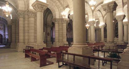 Naves del interior de la cripta de la Catedral de La Almudena, donde los nietos de Franco quieren enterrar sus restos.