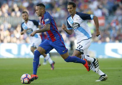 Neymar avanza con la pelota ante la oposición de central del Deportivo de La Coruña Celso Borges.