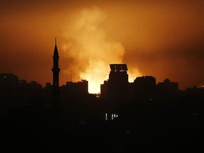 Zona bombardeada este jueves de madrugada en la ciudad de Gaza.