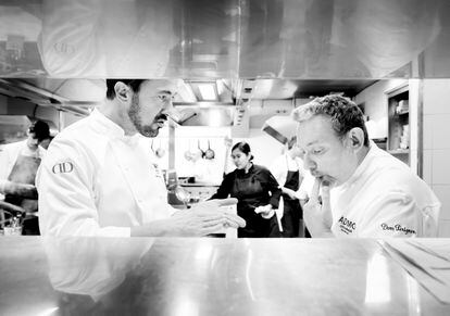 Albert Adrià (derecha) y el chef francés Romain Meder, en un momento de ensayo en cocina el pasado día 2, una semana antes de la apertura.