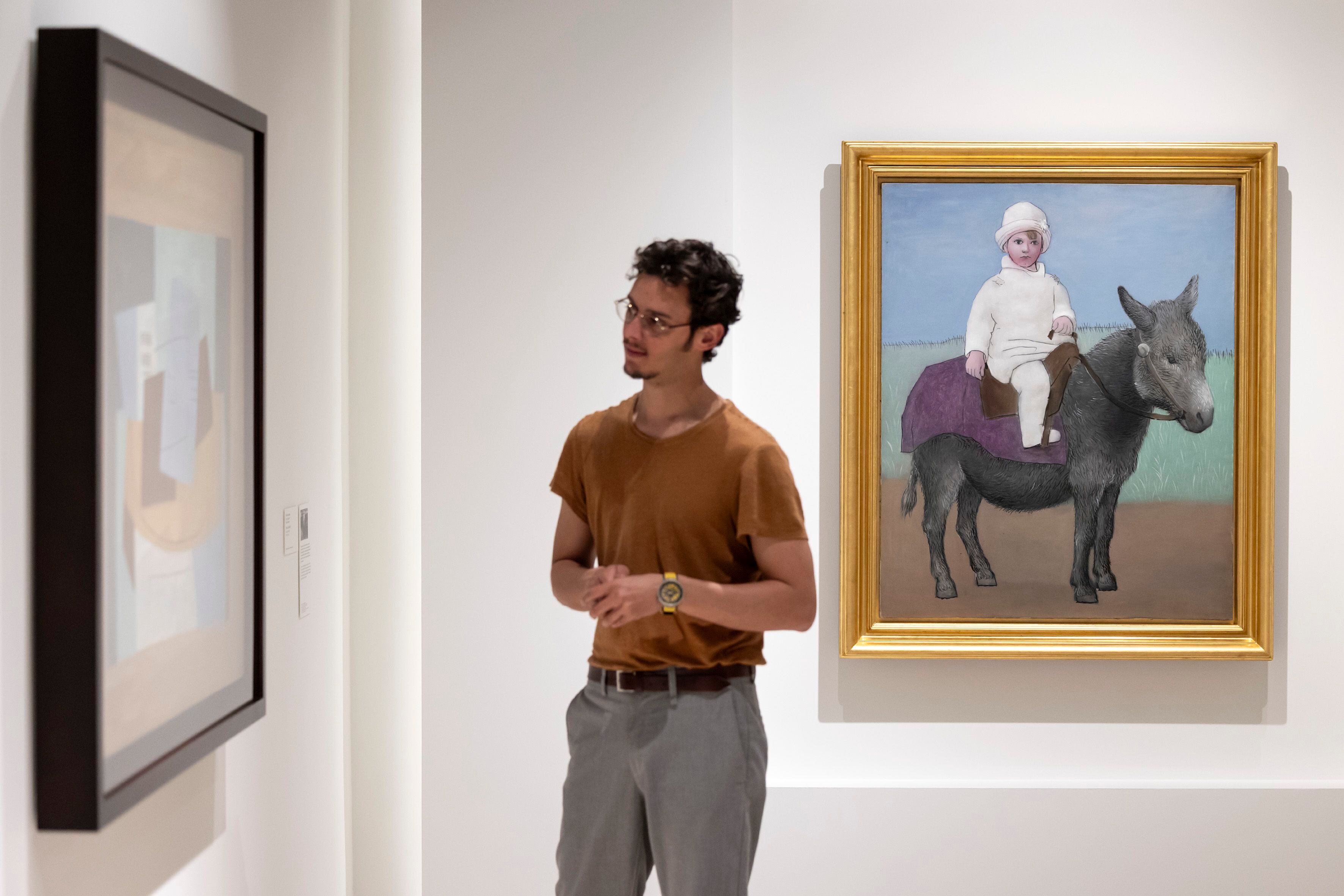 Un visitante en el Museo Picasso de Málaga junto a la obra 'Paul en un asno' de Picasso.Foto: Garcia-Santos