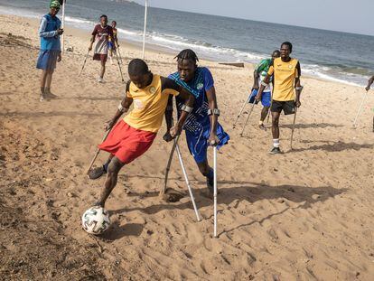 Los miembros de un equipo de fútbol de la Asociación Deportiva de Amputados de una Pierna juegan durante una sesión de entrenamiento en Freetown.