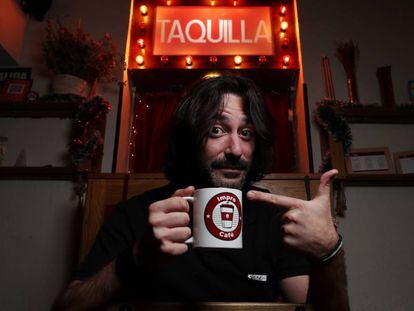 Jorge López, actor de la compañia de teatro Improcafé, en La escalera de Jacob.