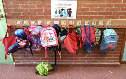 Mochilas en un colegio público madrileño. 