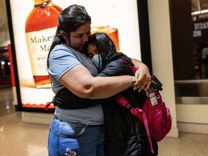 Nani, de 10 años, es recibida por su tía Saiyda González a la llegada de su vuelo el 23 de abril a Louisville, Kentucky.