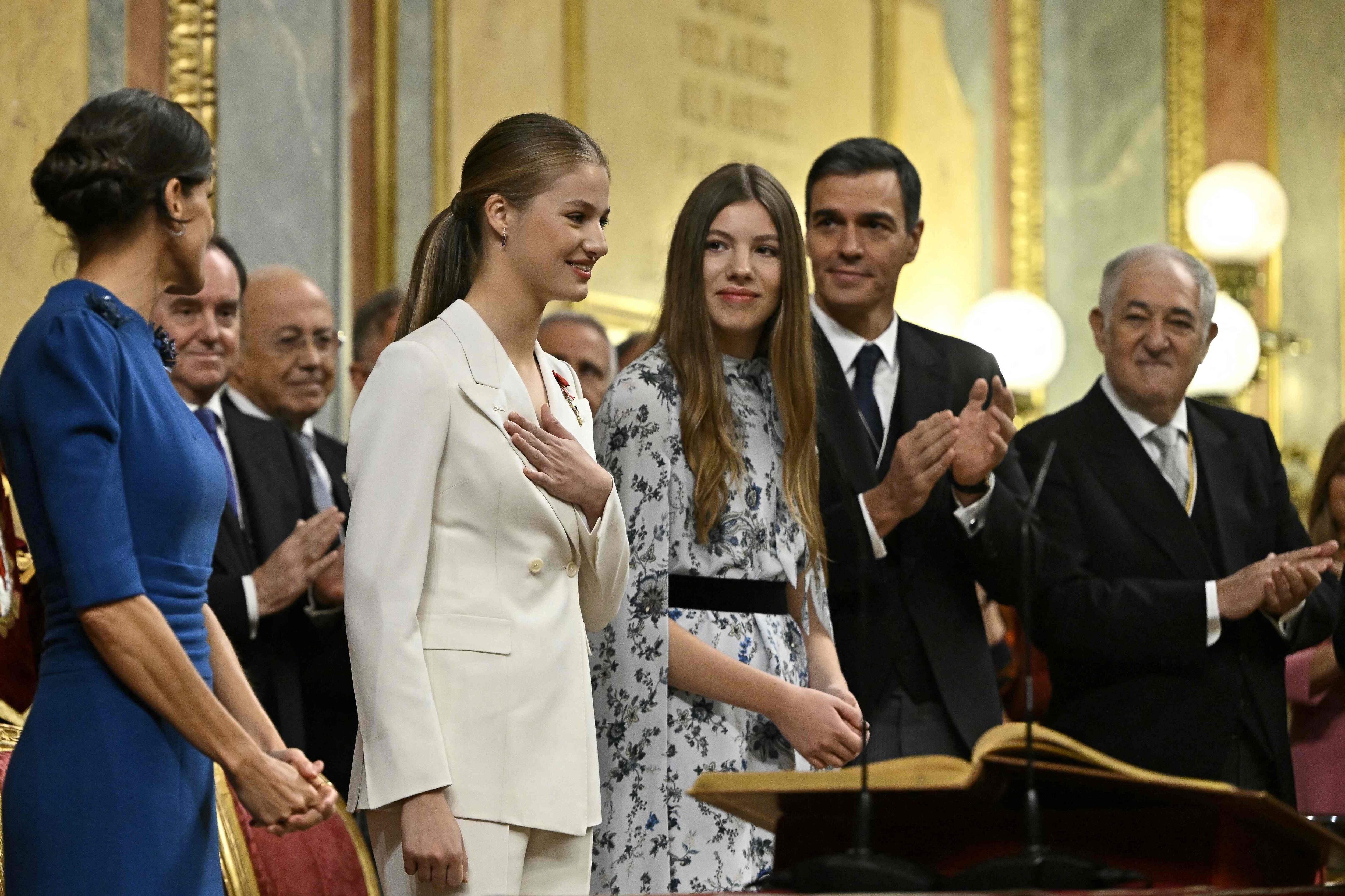 La princesa Leonor agradece los aplausos de las Cortes reunidas para asistir a su jura de la Constitución. 