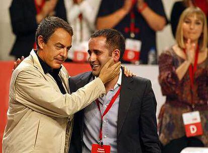 José Luis Rodríguez Zapatero felicita al nuevo líder de los socialistas valencianos, Jorge Alarte, en la clausura del congreso.