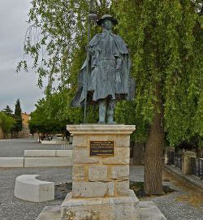 Estatua en homenaje a los peregrinos, en Castrojeriz.