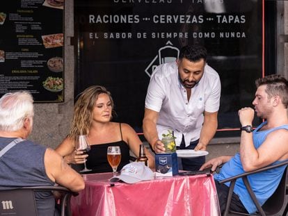 Un camarero sirve bebidas en una terraza de Madrid.


Hazhard Espinoza / LaPresse