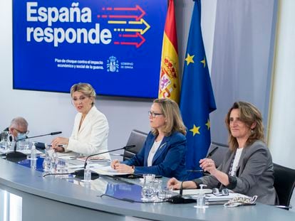 De izquierda a derecha, las vicepresidentas Yolanda Díaz, Nadia Calviño y Teresa Ribera presentan el plan de respuesta a la guerra en Ucrania, el martes en La Moncloa.