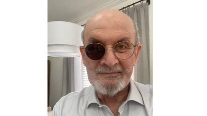 Fotografía que ha compartido en su Twitter el escritor Salman Rushdie con el siguiente texto: "La foto de @NewYorker es dramática y poderosa, pero así, más prosaicamente, es como estoy".