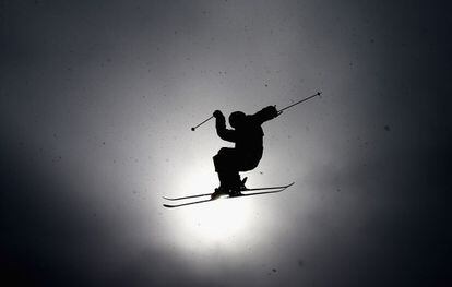Un esquiador disputa una de las pruebas del Gran Premio de Breeckenridge, en el estado de Colorado, Estados Unidos.