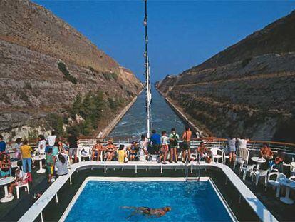 El canal de Corinto, de 6.300 metros de largo, 23 de ancho y ocho de profundidad, fue construido entre 1882 y 1893. Separa la Grecia continental del Peloponeso.