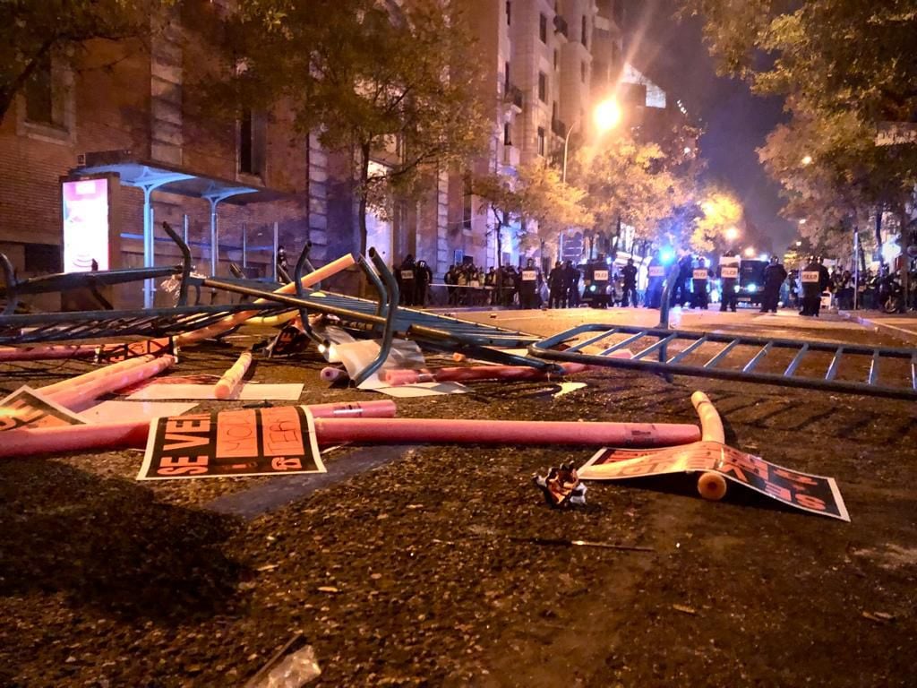 Vallas caídas en la manifestación contra la investidura de Sánchez en Ferraz