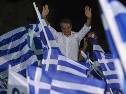 El conservador Mitsotakis, el jueves en un mitin en Atenas. En vídeo, perfil de Mitsotakis.