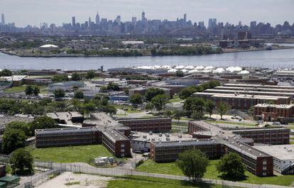 La c&aacute;rcel de Rikers Island en Nueva York, con Manhattan al fondo.