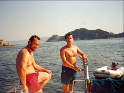 Marcial Dorado y Alberto Núñez Feijóo, en el yate del primero, en la ría de Vigo en 1995.