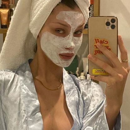 Convirtiendo la toalla a la cabez, la mascarilla de rigor y el pijama en un atuendo mucho más sexy que el resto de los mortales, la modelo Bella Hadid también ha tirado de cliché casero en su cuenta de Instagram.