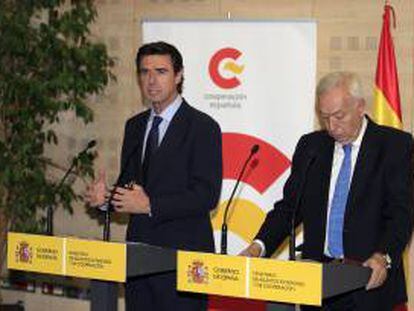 El ministro de Industria, Energía y Turismo, José Manuel Soria (i), y el de Asuntos Exteriores y Cooperación, José Manuel García-Margallo (d), explican ante los medios de comunicación el acuerdo que han firmado esta tarde para destinar ayudas a las ONG dedicadas a la cooperación al desarrollo (ONGD) para que implanten las nuevas tecnologías y puedan prestar sus servicios "de manera más eficaz y eficiente".