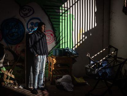 Retrato de Mamadou Dieye, uno de los supervivientes del incendio, poosa en una nave ocupada en calle Progreso.