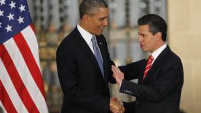 El presidente de Estados Unidos, Barack Obama (i), estrecha la mano de su homólogo de México, Enrique Peña Nieto (d). EFE/Archivo