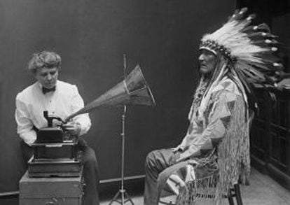 La etnógrafa Frances Densmore graba al jefe del pueblo indio de los pies negros en 1916.