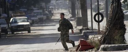 Un soldado libanés en los enfrentamientos del barrio suní de Trípoli.