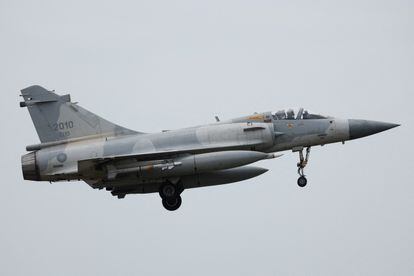 Un caza Mirage 2000-5 de las fuerzas aéreas de Taiwan despega de la base de Hsinchu, este sábado. 