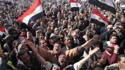 Miles de egipcios protestan contra la junta militar en la plaza de Tahrir.