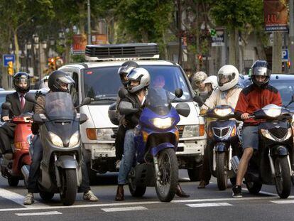 Ciclomotores esperando que se abra un sem&aacute;foro en Barcelona.