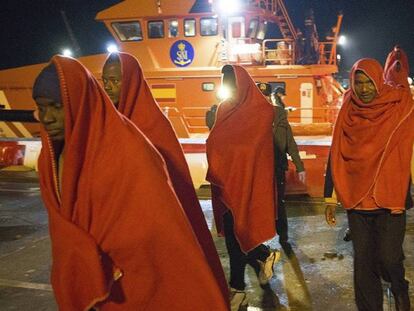 Los inmigrantes rescatados, a su llegada a puerto.