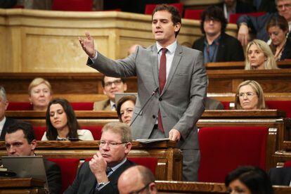 Intervenci&oacute;n de Albert Rivera en una sesi&oacute;n de control en el Parlamento de Catalu&ntilde;a. 