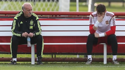 Del Bosque y Casillas, en una charla durante el Mundial 2014.
