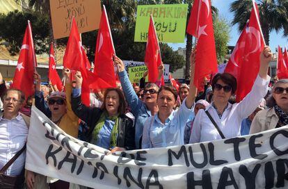 Vecinos de Dikili (Turquía) protestan contra la llegada de refugiados a su localidad.