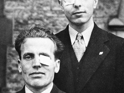 Arriba, Alex Forbes y Walter Hellund, canadienses heridos en España. Abajo, un brigadista en el frente en 1938.