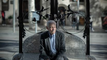 El escritor Eduardo Mendoza, sentado en un banco del Paseo de Gracia, en Barcelona.