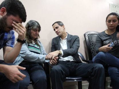 Juan Guaidó consuela a la madre de un activista asesinado hace dos semanas. 