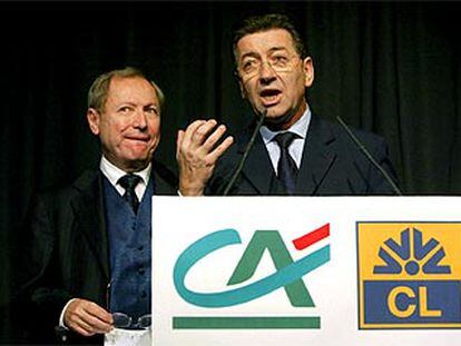 Los presidentes de Crédit Agricole, René Carron (en primer plano), y de Crédit Lyonnais, Jean Peyrelevade, ayer.