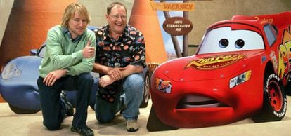El director John Lasseter y el actor Owen Wilson  posan junto a una r&eacute;plica de Lightning McQueen, a quien pone voz Wilson, el coche protagonista de la pel&iacute;cula de la factor&iacute;a Disney-Pixar, &#039;Cars&#039;.