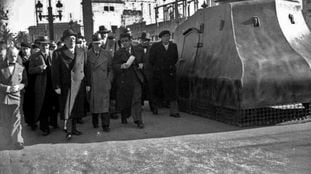 Manuel Azaña y Lluís Companys pasan junto a un blindado en Barcelona, en una imagen sin fechar.