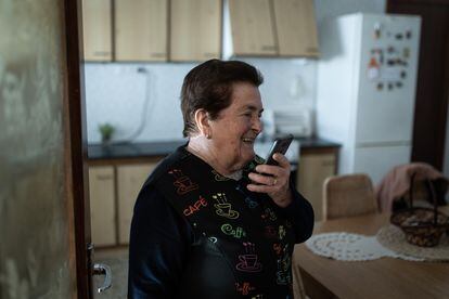 Antònia Castells, de 87 años, es la actriz no profesional más veterana de la película de Carla Simón. En la imagen, en la cocina de su casa de Alcarràs recibiendo felicitaciones de familiares por el Oso de Oro en la Berlinale.