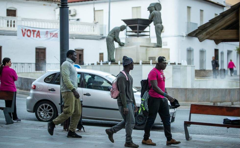 Un grupo de inmigrantes camina por las calle de Albuñol (Granada), uno de los bastiones de Vox.