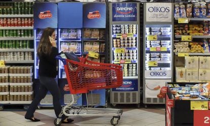 Una mujer empuja un carro en un supermercado de Madrid