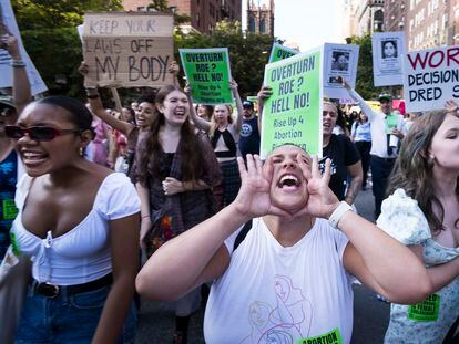 Participantes en la protesta contra la decisión del Supremo en Nueva York, este viernes.